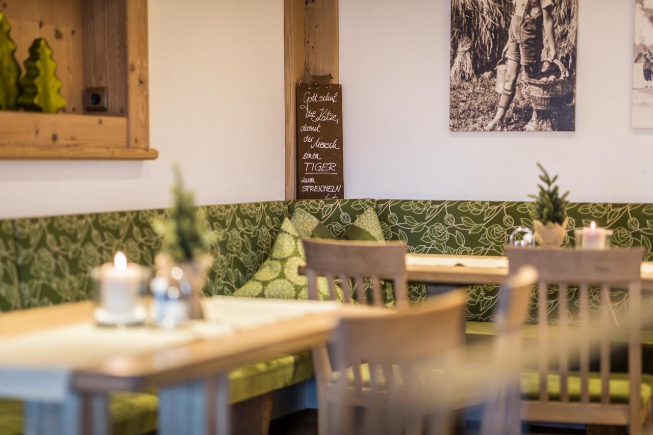 Restaurant Gaestehaus Wiesenheim Uderns Exteriör bild