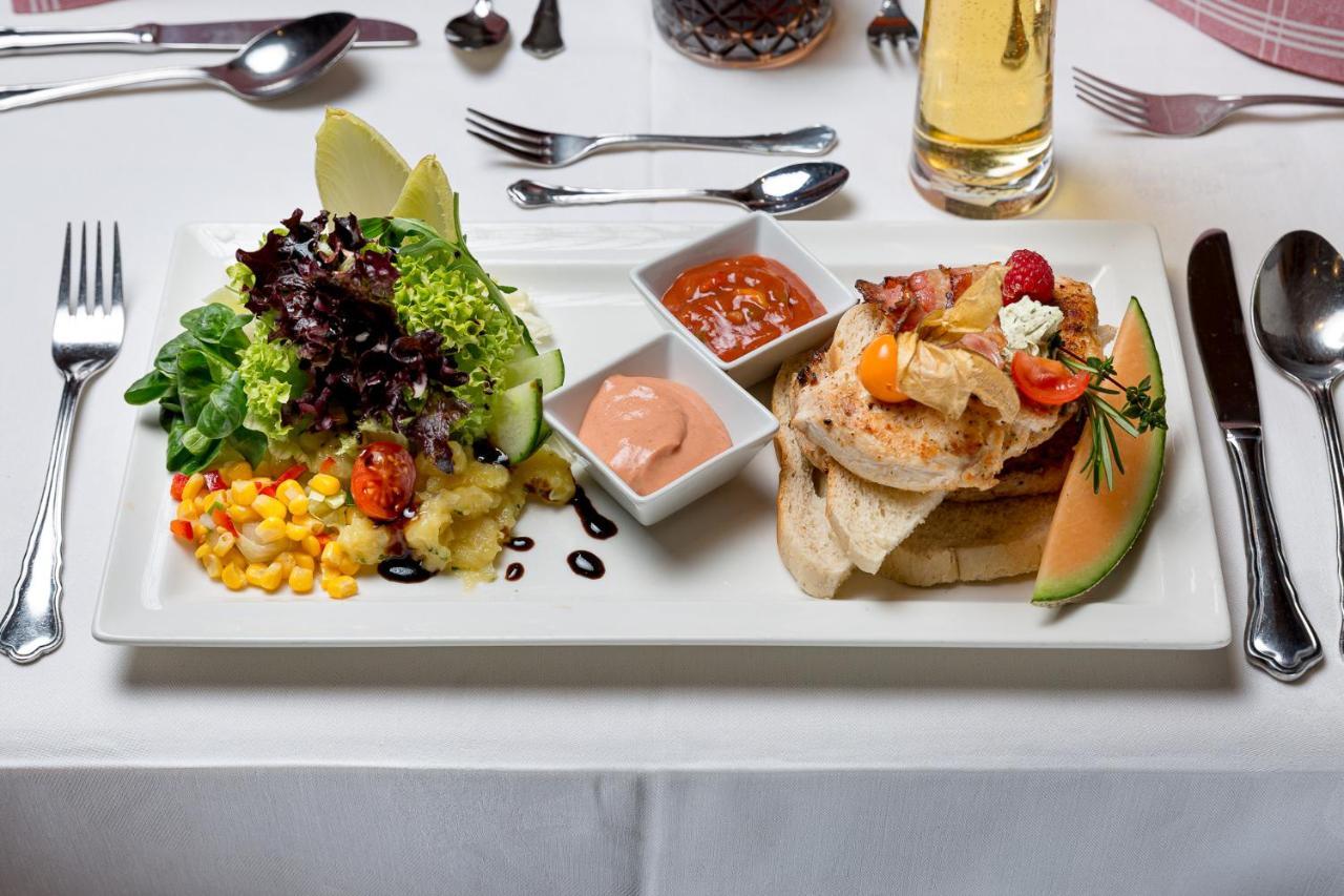 Restaurant Gaestehaus Wiesenheim Uderns Exteriör bild
