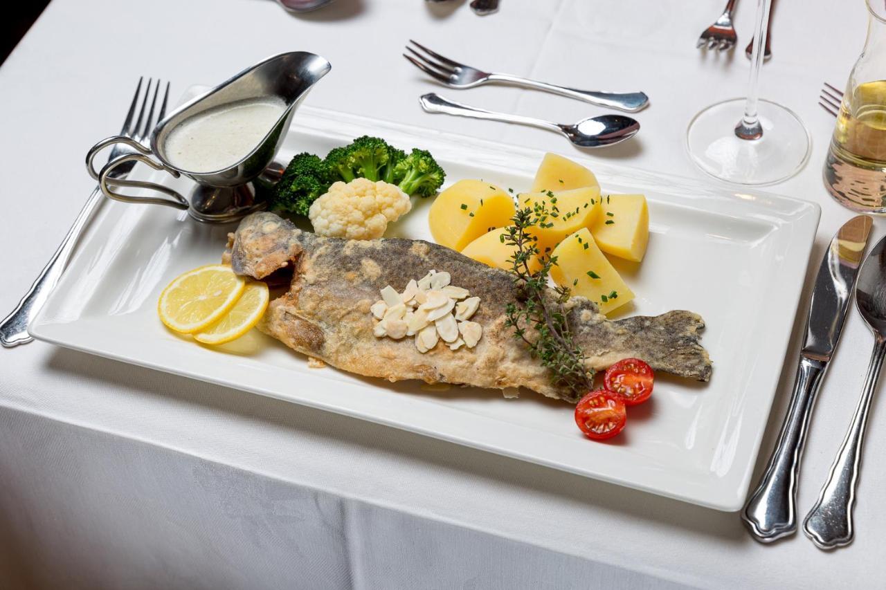 Restaurant Gaestehaus Wiesenheim Uderns Exteriör bild