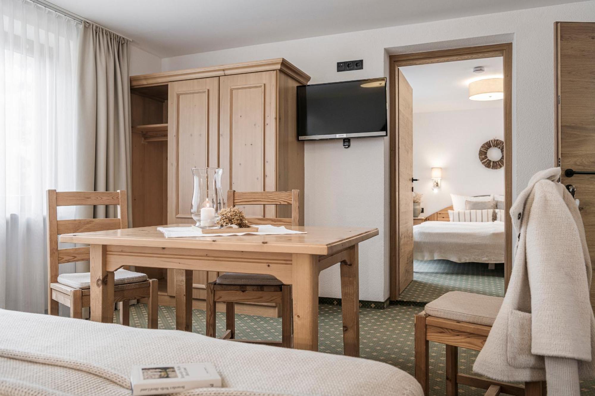 Restaurant Gaestehaus Wiesenheim Uderns Exteriör bild