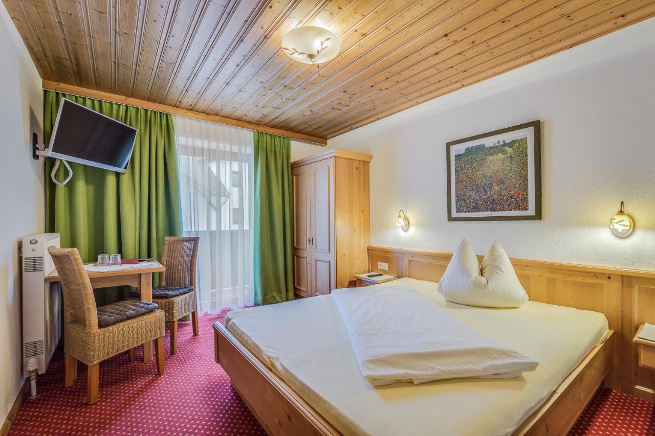 Restaurant Gaestehaus Wiesenheim Uderns Exteriör bild